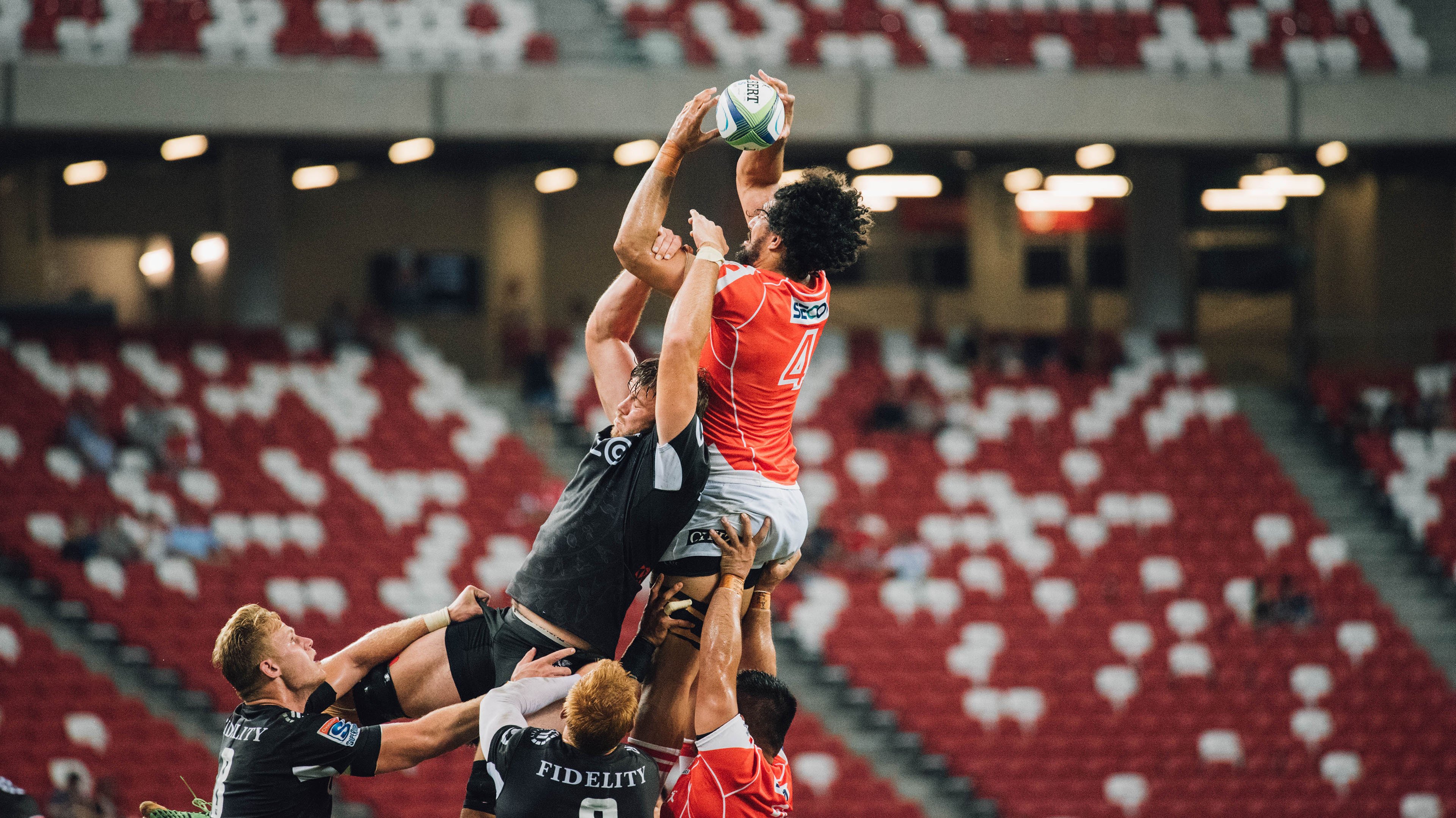 托桑·埃夫布奥姆万在NBA常规赛中首次亮相，埃托奥和布冯相视一笑